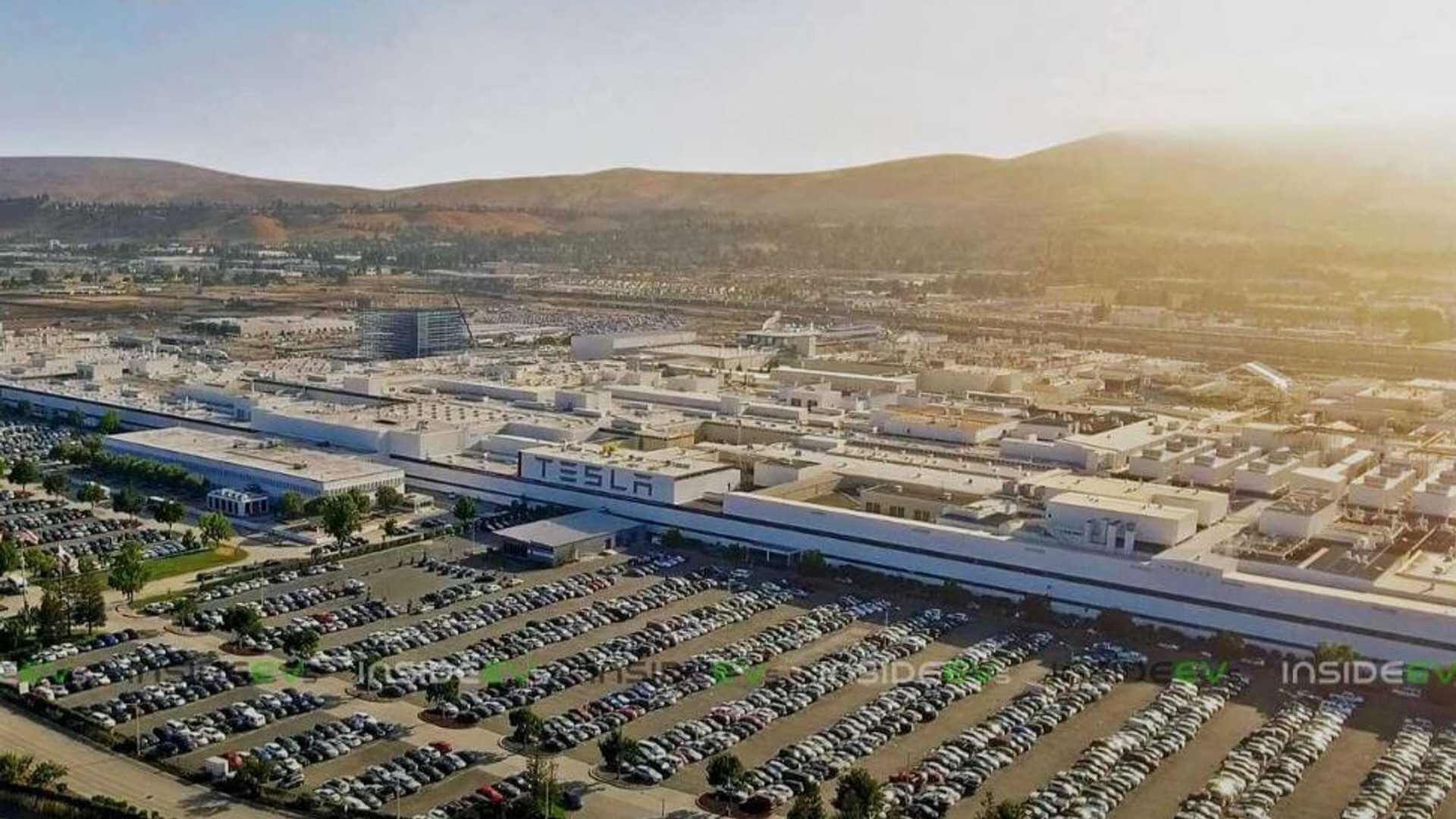 Tesla может вновь открыть фабрику Fremont, когда губернатор Калифорнии снимает с производства