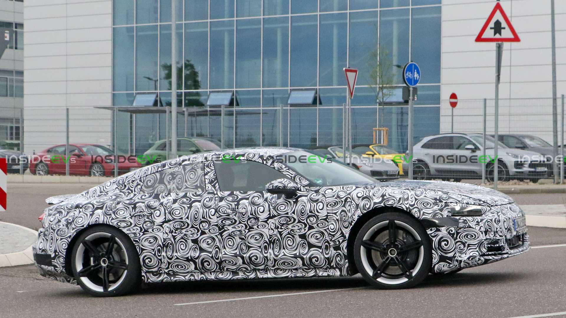 Тестирование прототипов Audi e-tron GT в камуфляже
