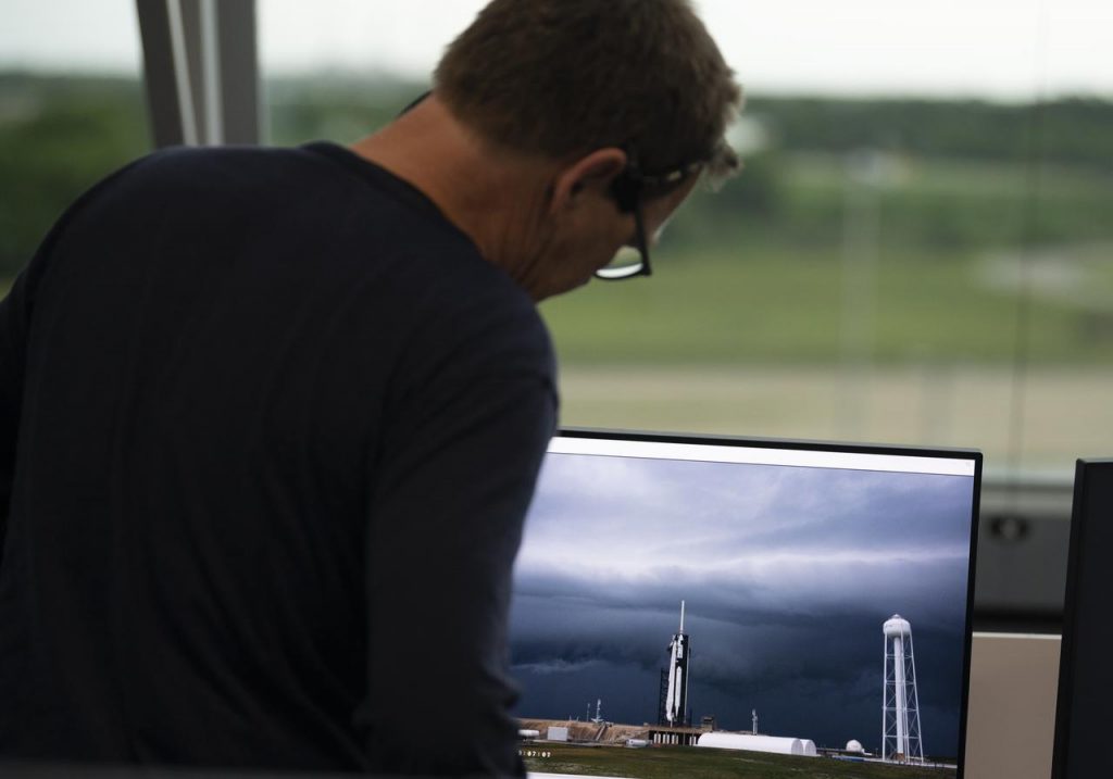Исторический астронавт НАСА SpaceX запускает трек для второй попытки