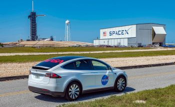 НАСА демонстрирует транспортное средство астронавта Tesla Model X перед историческим запуском