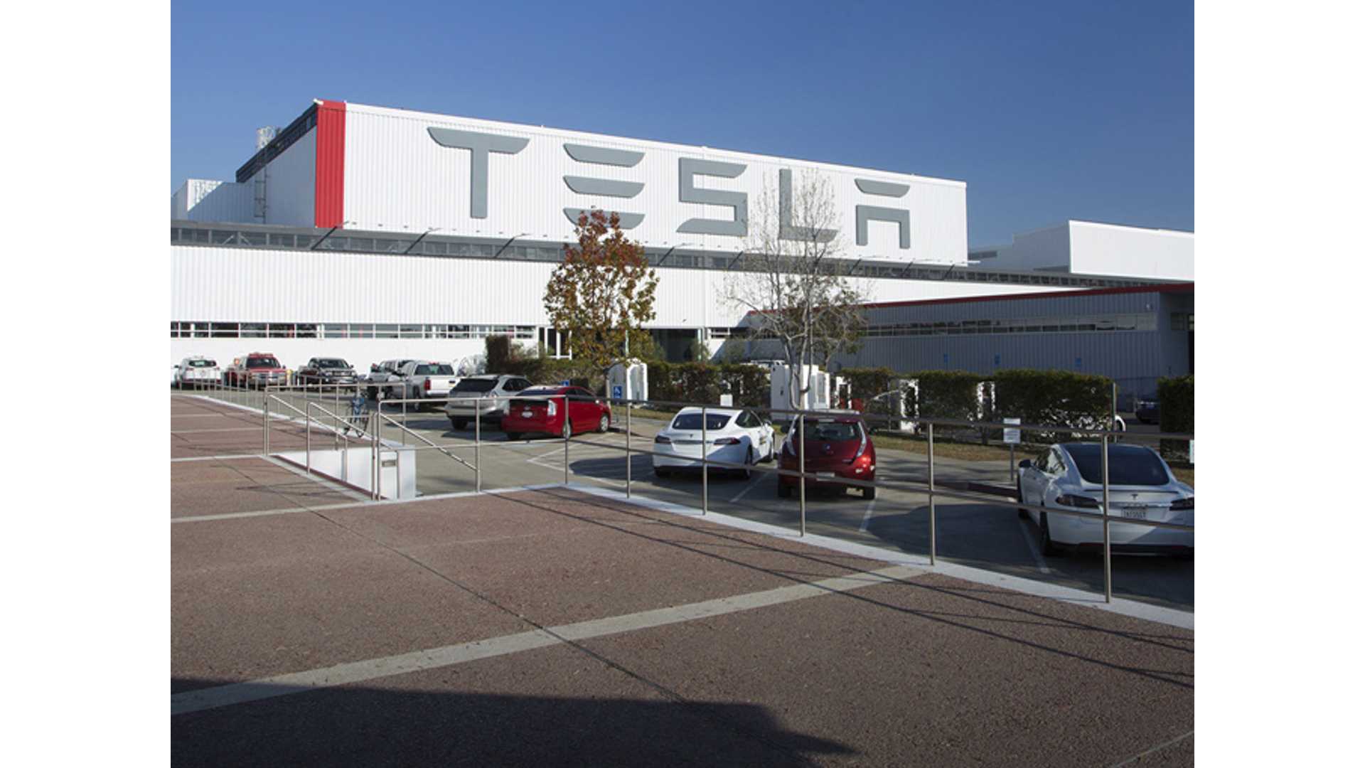 Округ Аламеда мигает и позволяет Tesla снова начать производство автомобилей во Фремонте