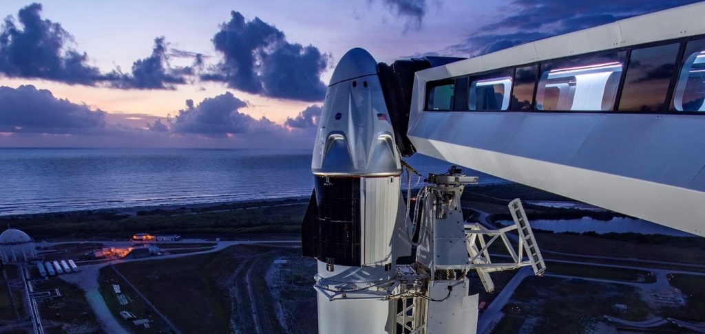 Первый космический прыжок SpaceX ожидает исторический запуск астронавта Crew Dragon