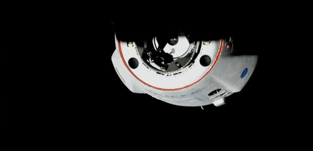 SpaceX и NASA делают историю с опережением графика, когда астронавты достигают космической станции
