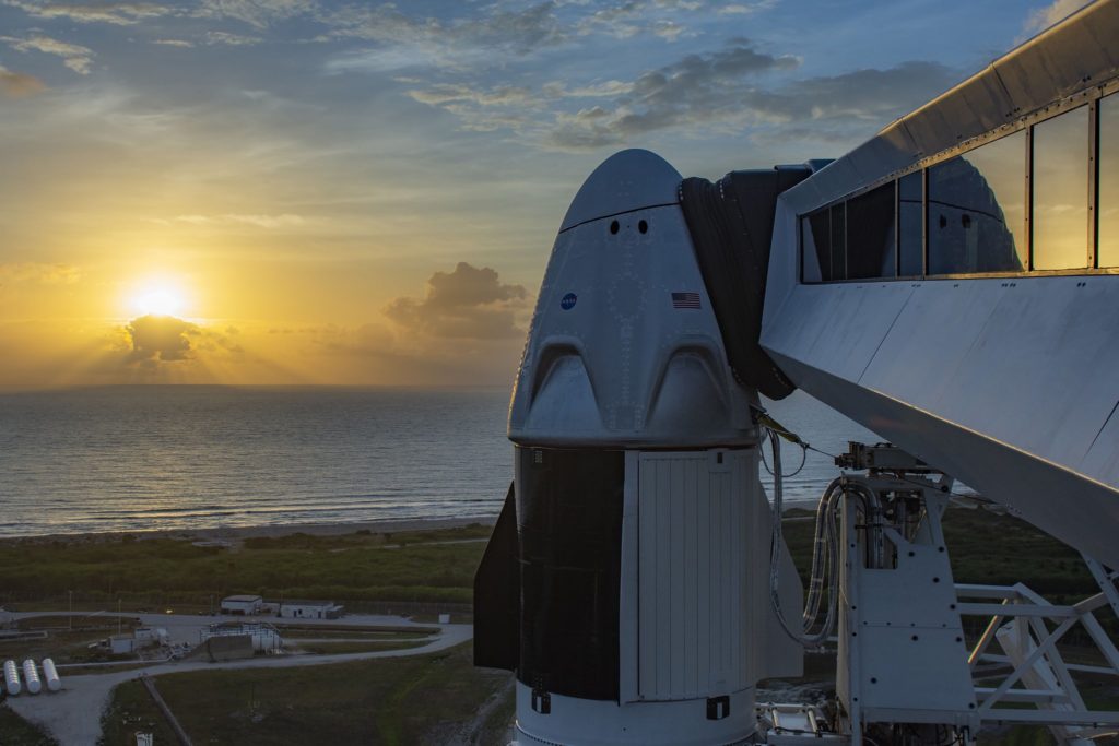 SpaceX собирается запускать людей в космос в среду