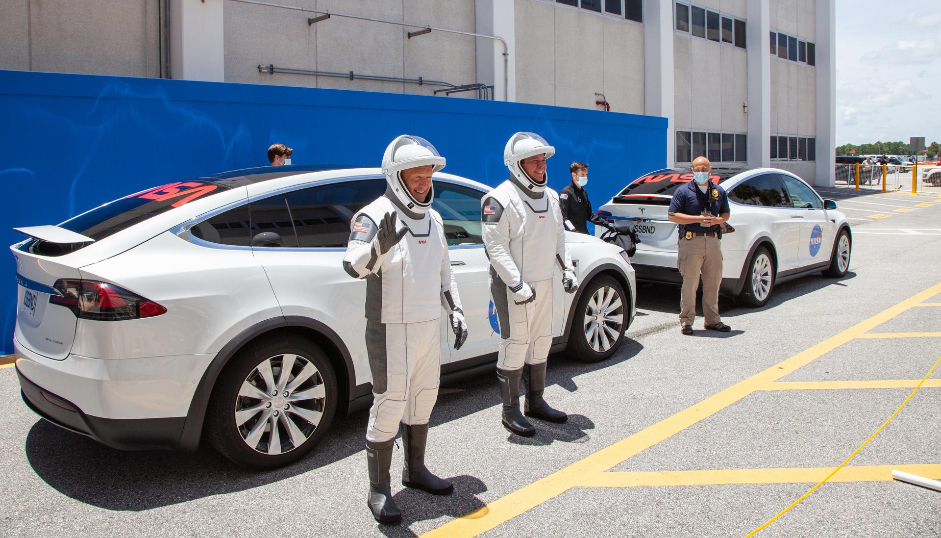 Тесла отправил 20 сотрудников временно работать в SpaceX, чтобы показать
