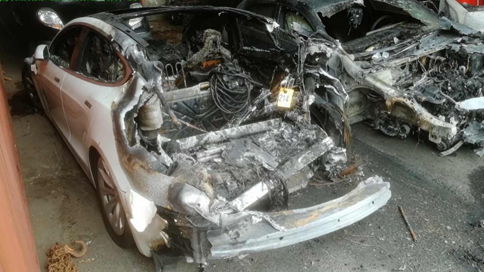 Tesla Model S загорелась, но аккумулятор не воспламенялся