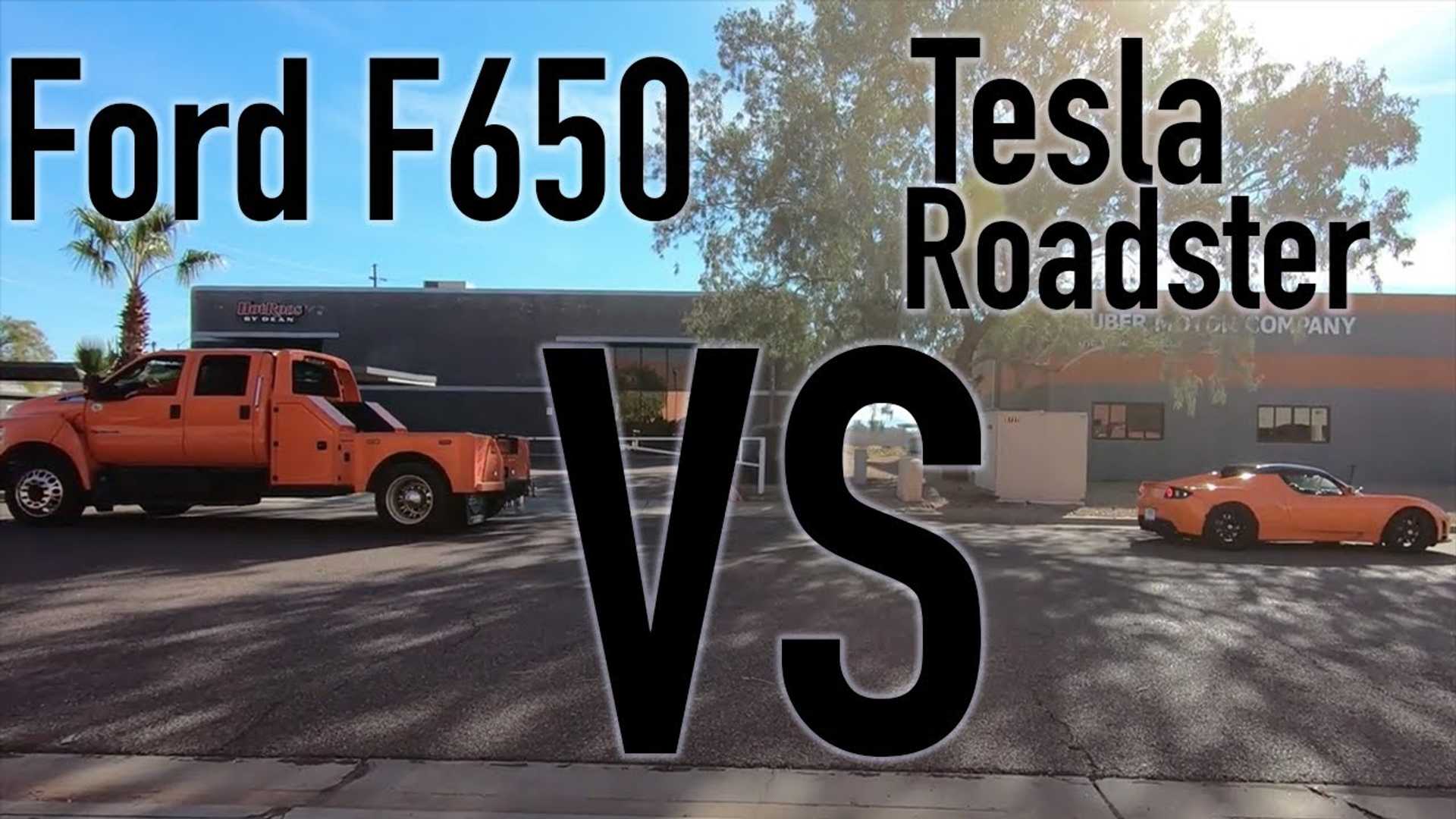 Наблюдайте, что родстер Tesla берет на грузовик пикапа Ford F-650 в сражении перетягивания каната