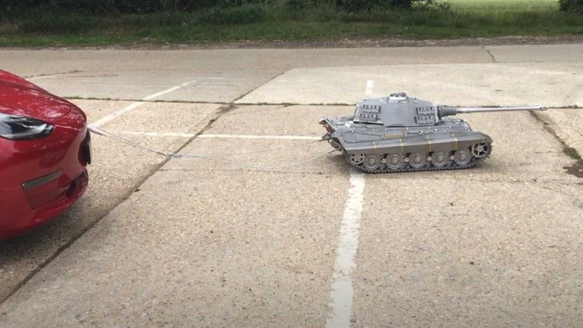 Смотреть этот крошечный танк буксир и буксир Тесла модель 3