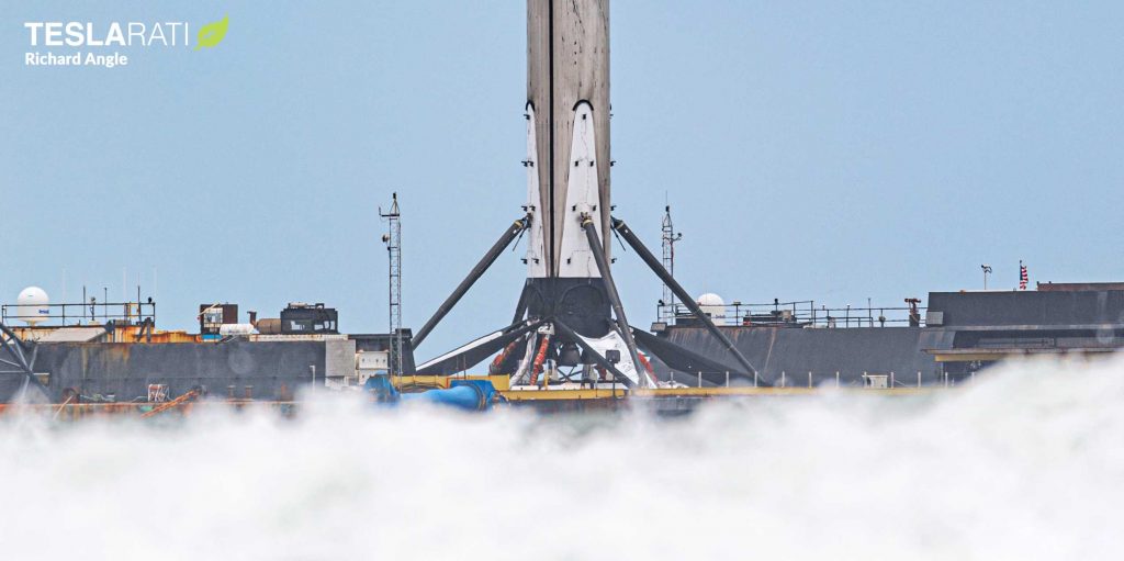 Первая ракета SpaceX, проверенная астронавтами, возвращается на землю