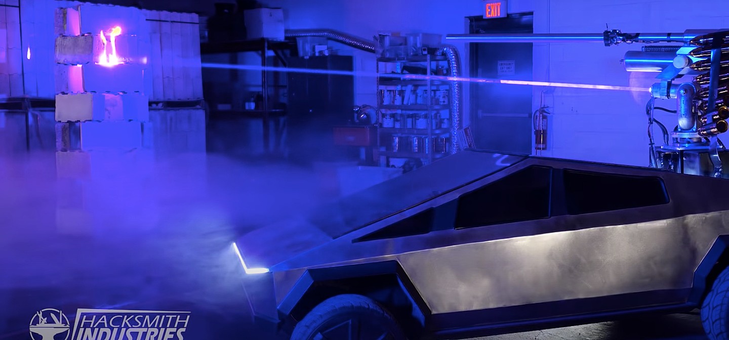 Тесла Кибертрак в полулегальном масштабе получает лазерную пушку, чтобы стать электрической «военной машиной»