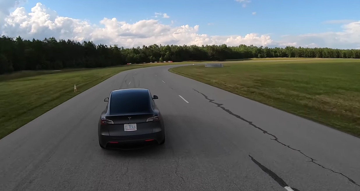 Tesla Model Y атакует автопилот гоночной трассы