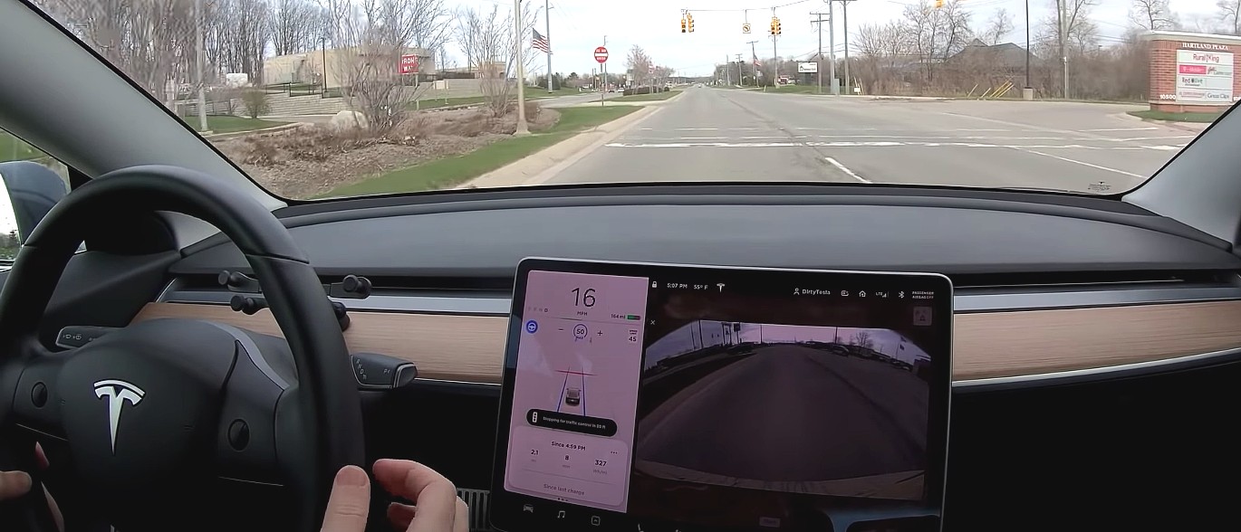 Tesla объясняет автоответчик автопилота на зеленый свет для рынка США