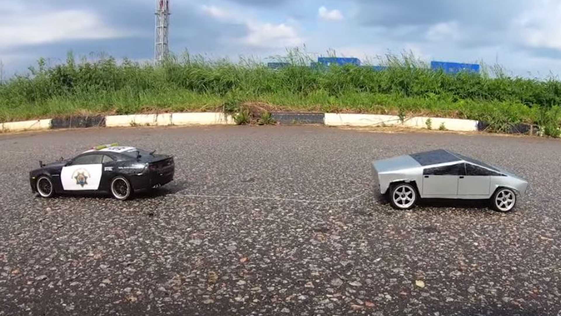 Наблюдайте, как Крошечный Тесла Кибертрак сталкивается с полицейским автомобилем Camaro ZL-1
