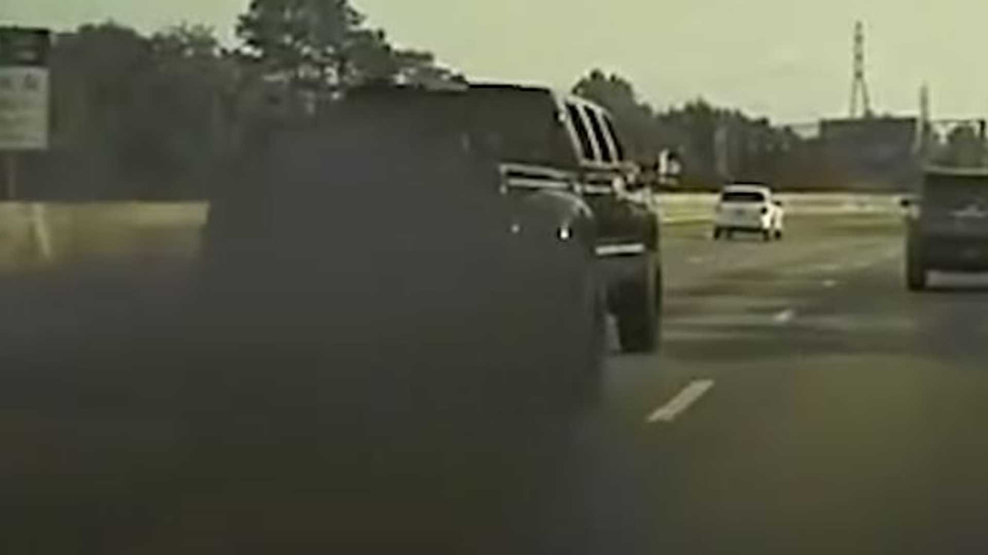 Посмотрите этот грязный видео сборник дизельных грузовиков, работающих на углях Teslas