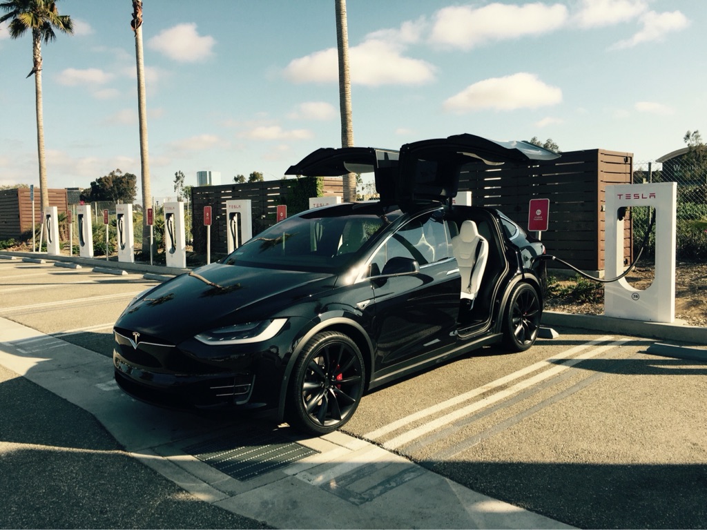 Модель Tesla Model S, модель X показывает скорость наддува 250 кВт, что предполагает зарядку 1000 миль / ч