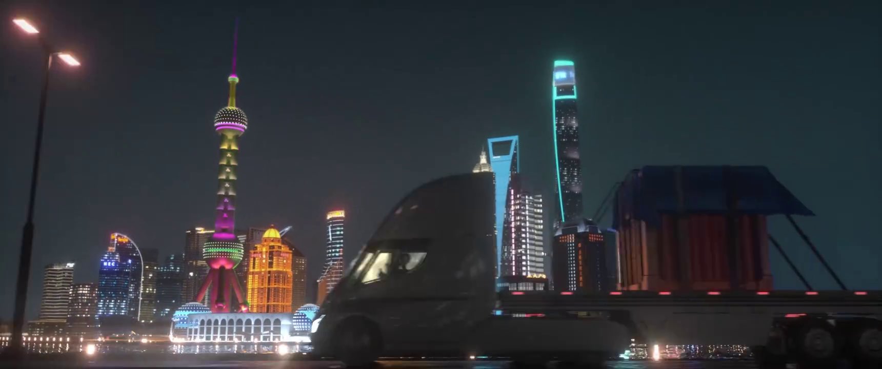 Грузовик Tesla Semi перевозит таинственный ящик с фабрики в Китае