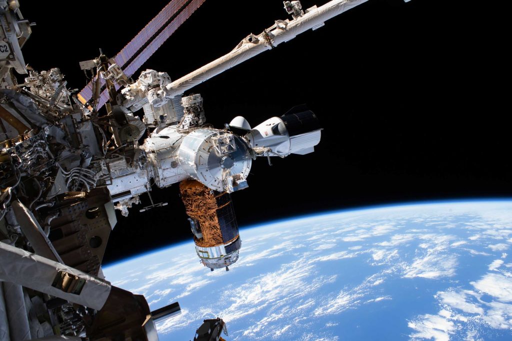SpaceX Crew Dragon ударил камеру во время выхода в открытый космос астронавта НАСА