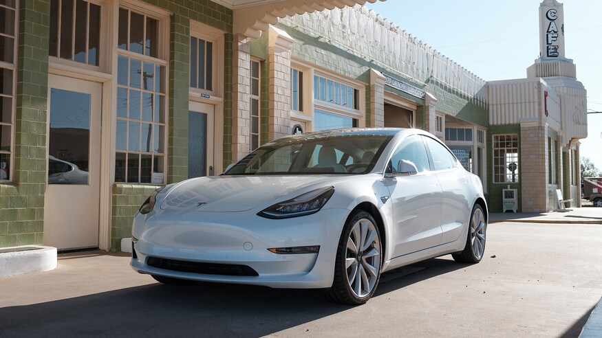 Tesla Model 3, принадлежащая персоналу Motortrend, рассказывает о реальных приключениях