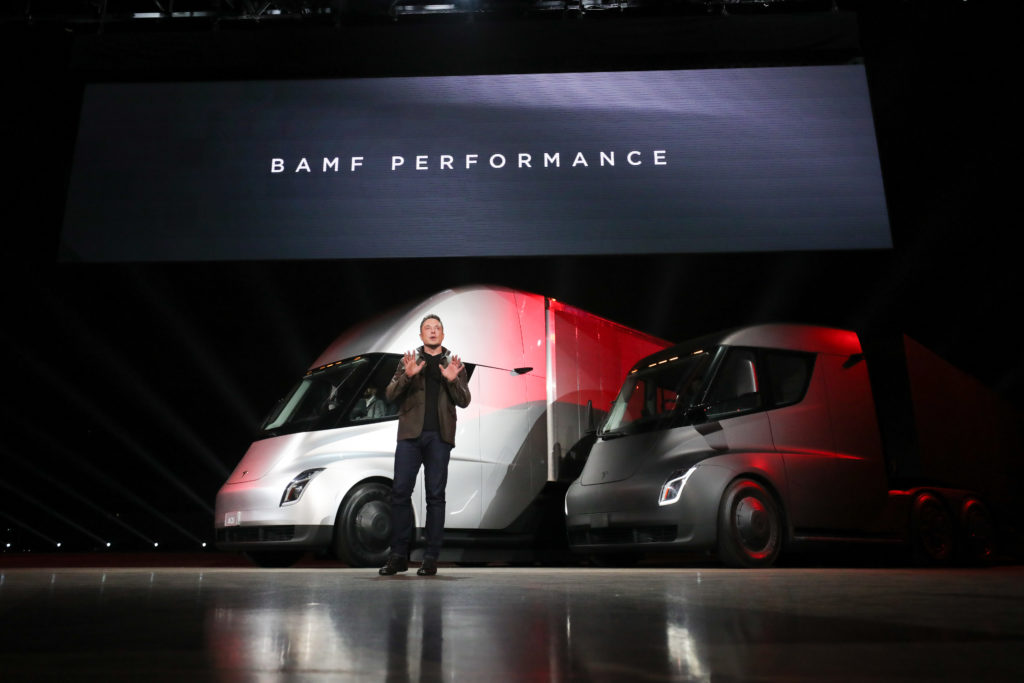 Тесла Семи ведет зарядку к отказу от дизельных грузовиков