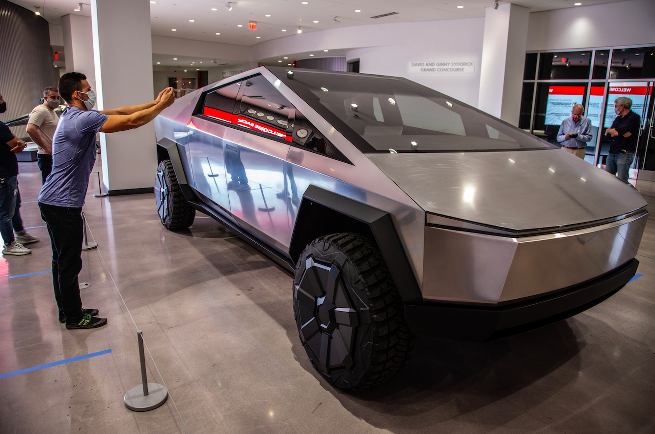 Главный дизайнер продукции Tesla намекает на литье модели Cybertruck