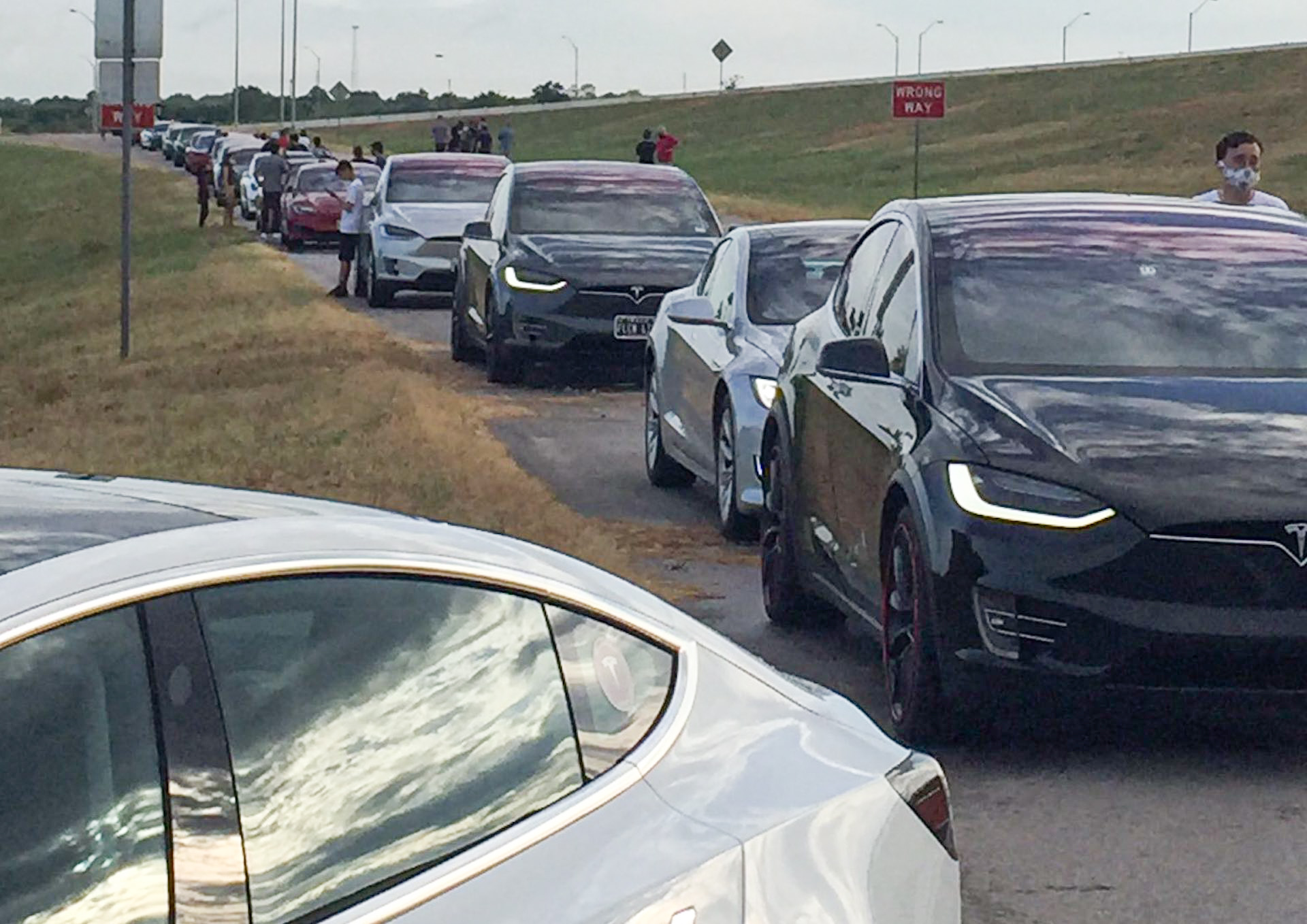 Владельцы Tesla празднуют победу Техаса с парадом на сайт Gigafactory