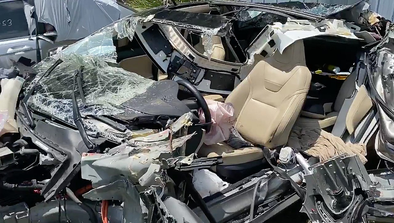 Tesla Model S показала 5-звездочный рейтинг безопасности в страшной аварии на 18-колесном автомобиле