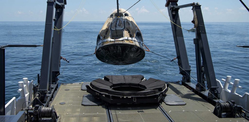 Исторический космический корабль Crew Dragon от SpaceX вернулся на сушу для повторного использования
