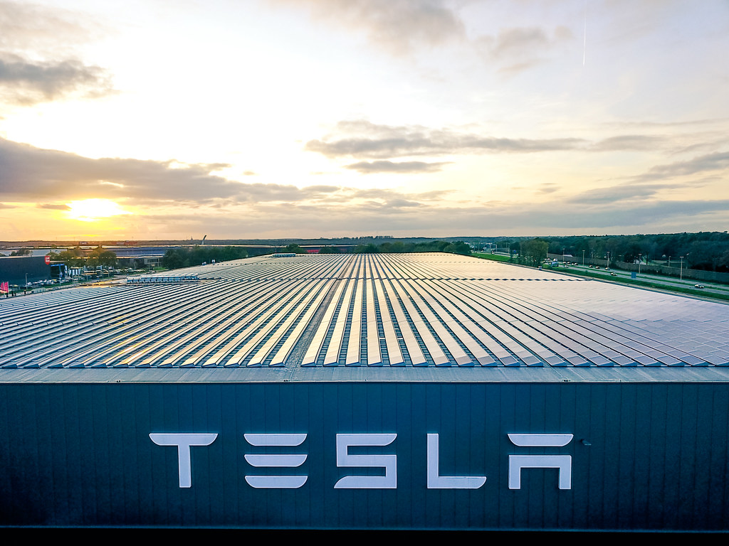 Отчет: Tesla, Samsung Partnering on Semiconductor