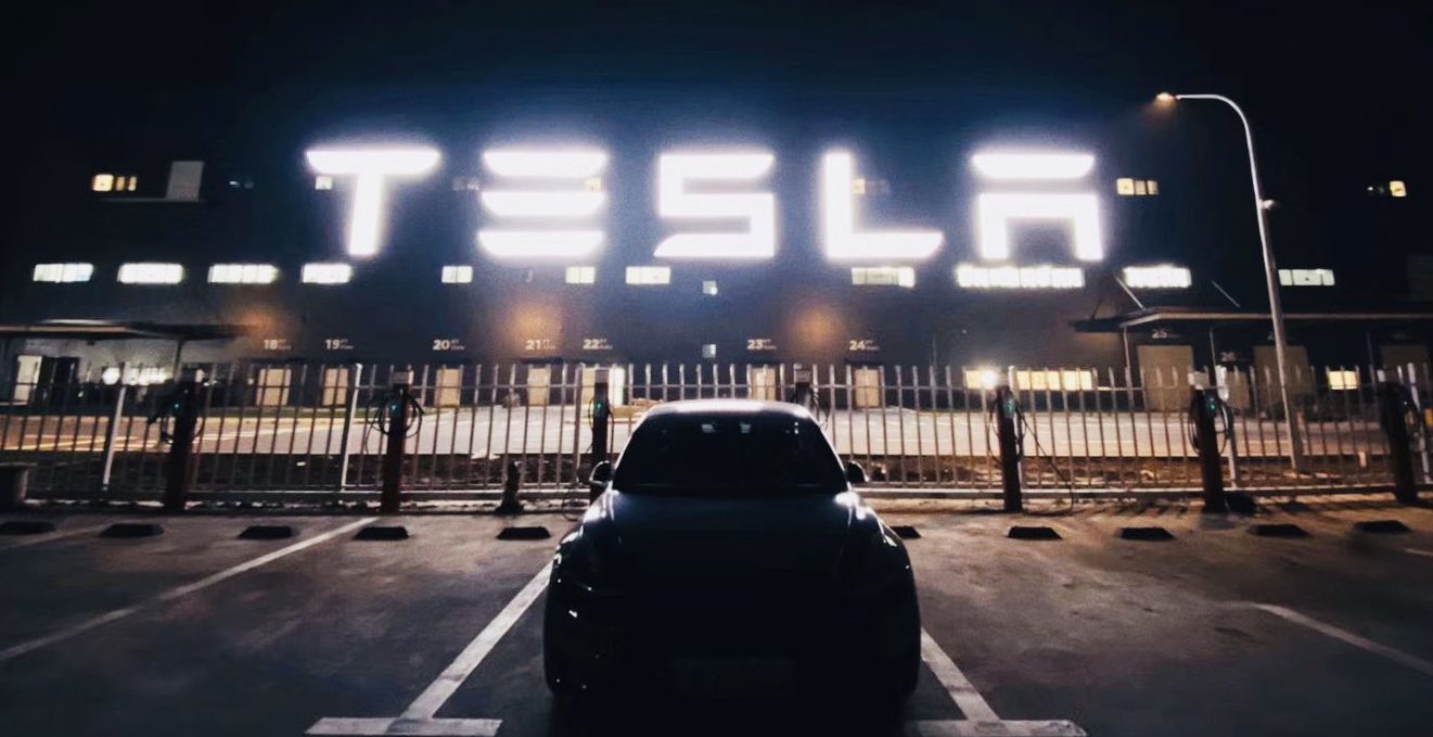 Tesla расширяет программу страхования за пределами США и стремится стать автомобильной компанией с полным спектром услуг