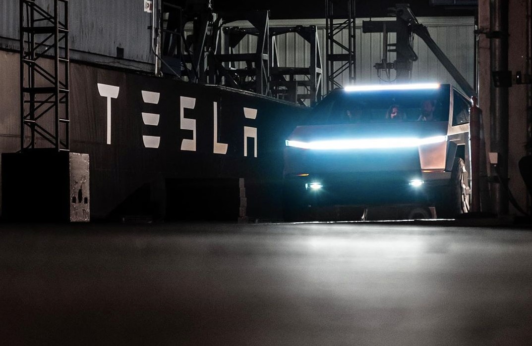 Зарядка Tesla Cybertruck V4 намекает на пиковый уровень заряда Plaid Model S