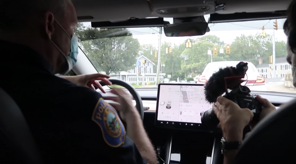 Полицейский крейсер Tesla Model 3 демонстрирует электрический патруль в видео о поездке