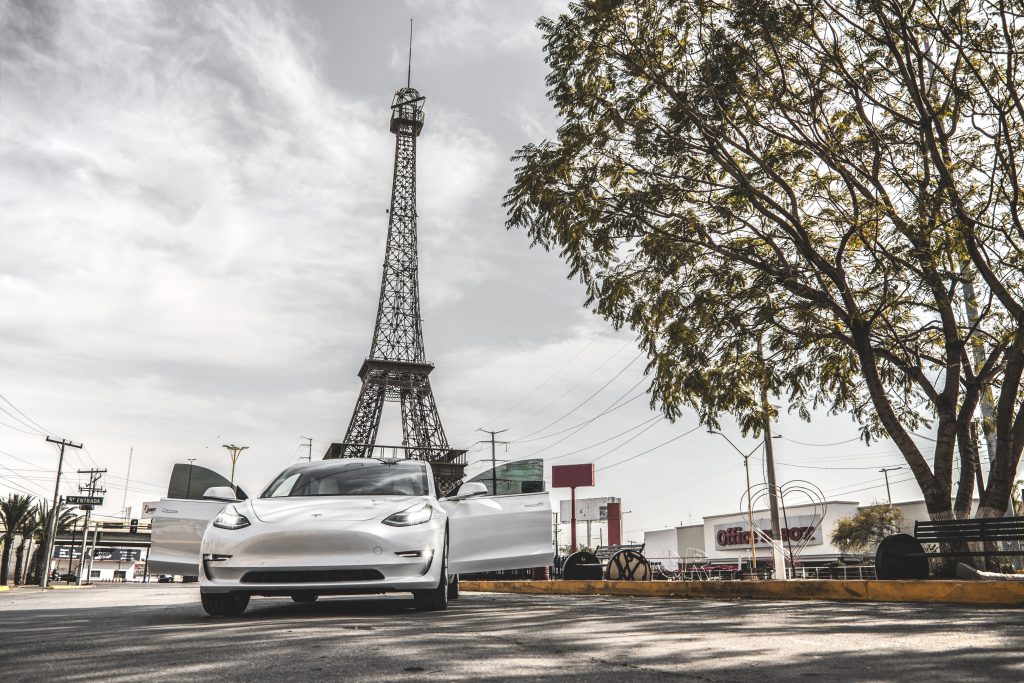 Tesla Model 3 удерживает первое место во Франции после сильных майских результатов