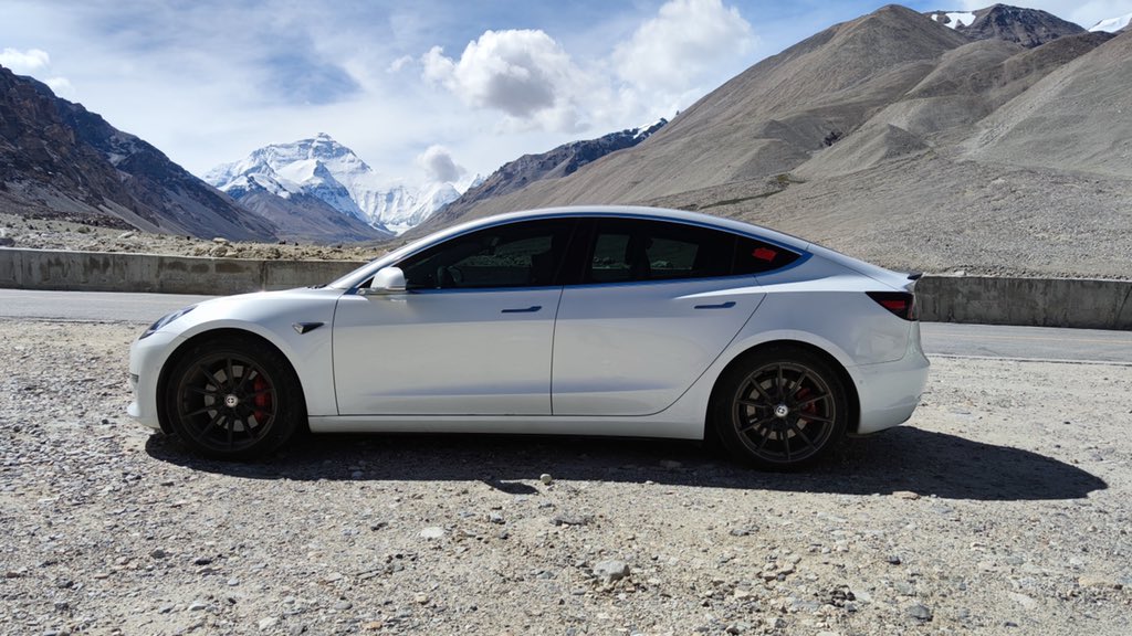 Владелец Tesla Model 3 достигает горы. Базовый лагерь Эвереста с нулевой тревогой