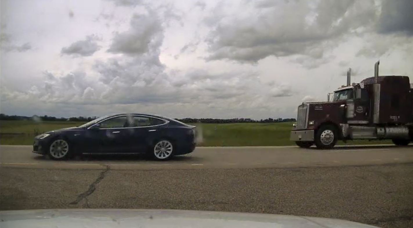 Водитель Tesla Model S, использующий автопилот, был арестован за сон при движении со скоростью 90 миль в час