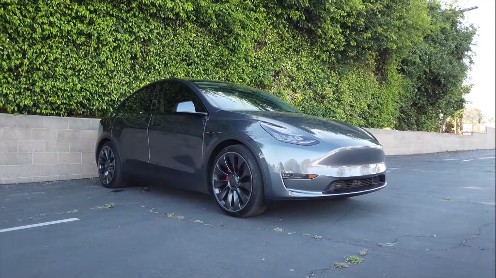 Tesla использует редкую тактику Model Y для борьбы с шумом кабины