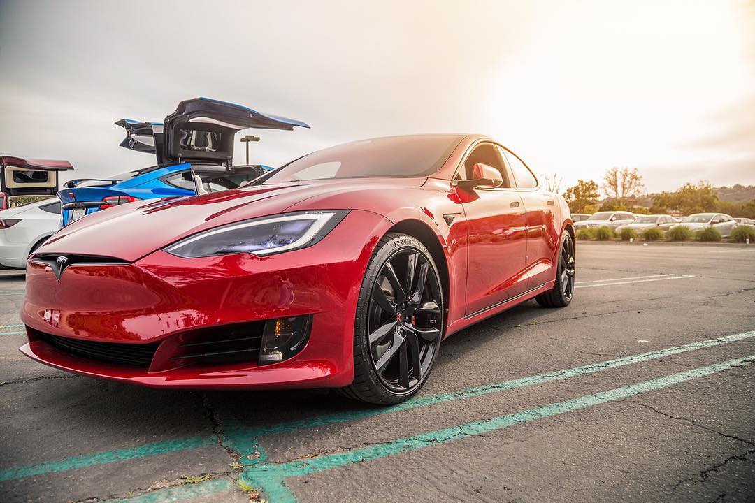 Илон Маск из Tesla воодушевлен конкуренцией и снижает цену Model S до 69 420 долларов