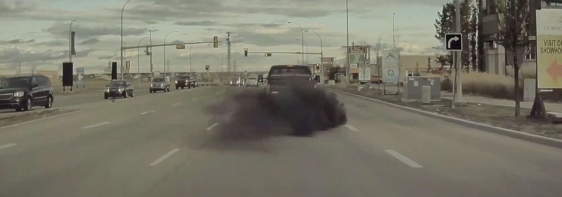 Водитель Tesla подходит к остановившемуся дизельному грузовику и откатывает уголь