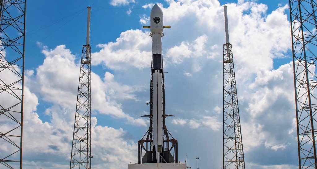 SpaceX запускает ракету Falcon 9 после замены ускорительного двигателя