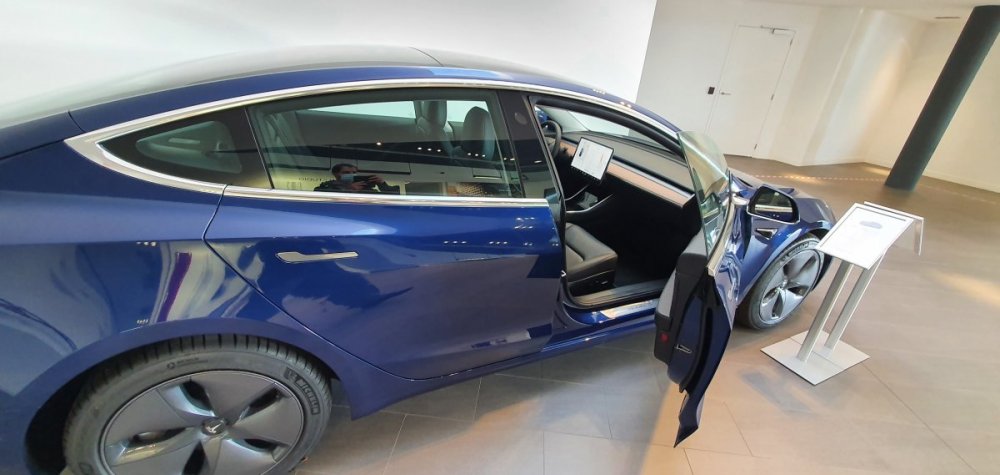 Tesla использует стекло с двойным остеклением на предварительно обновленных Model 3