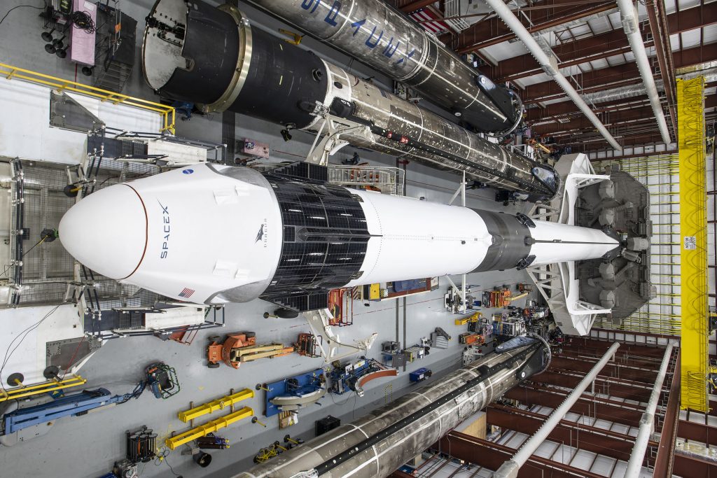 Корабль дронов SpaceX отправляется на дебютный запуск модернизированного Cargo Dragon