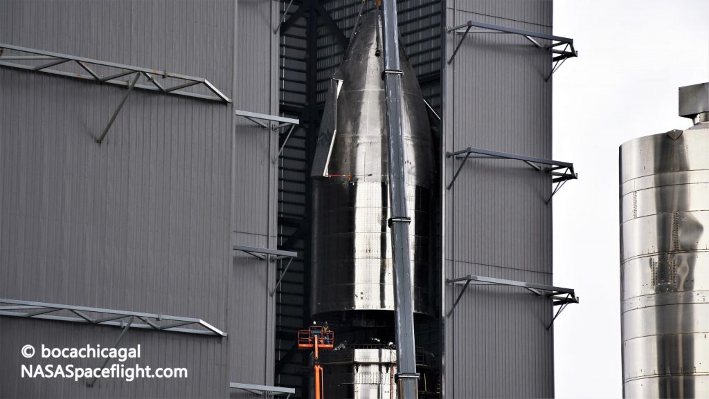 Резервная копия SpaceX Starship достигает полной высоты после установки носового конуса