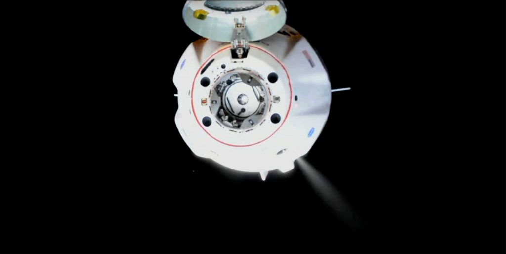 SpaceX Crew Dragon готовится к стыковке с космической станцией, астронавты проводят тур по капсуле