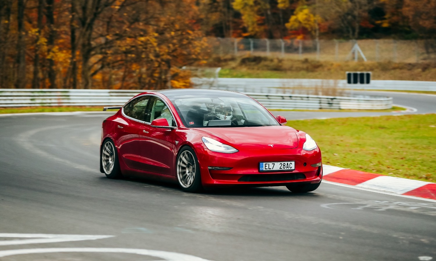 Tesla Model 3 преодолевает Нюрбургринг и оказывается в пределах досягаемости от рекорда Porsche Taycan