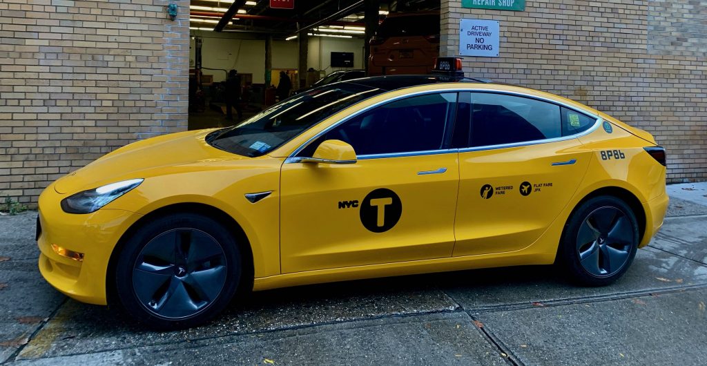 Tesla Model 3 завоевывает сердца как знаменитое такси Нью-Йорка, выбирая то, чего не смог сделать Nissan Leaf