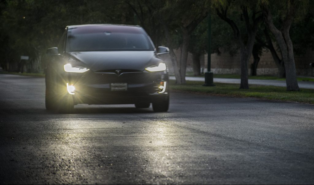 Tesla отозвала 9136 файлов Model X 2015-2016 годов из-за проблемы с клеем: NHTSA