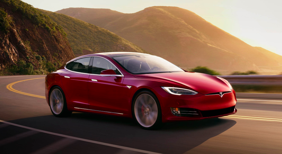 Tesla уже продвигает улучшения в FSD