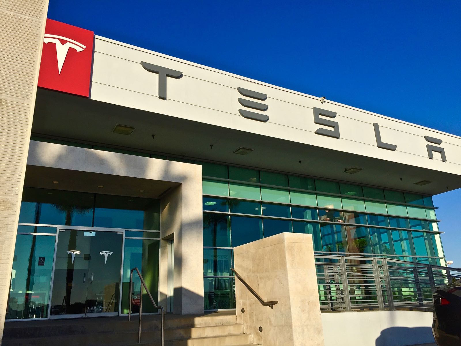 Tesla связывается с возможными покупателями и сообщает дату окончания срока поставки, чтобы обеспечить доставку в конце года.