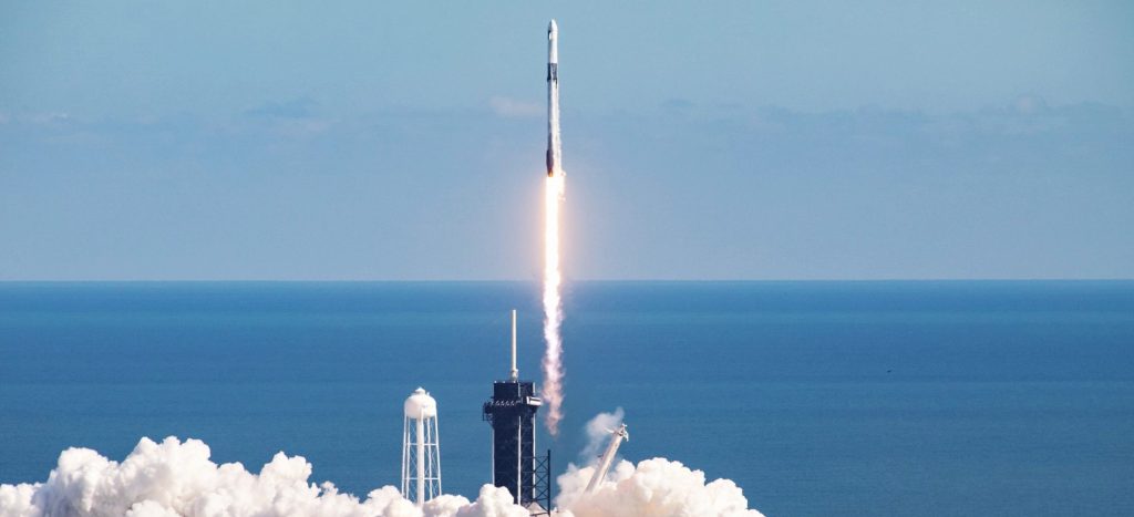 SpaceX запускает сотый запуск Falcon 9, запускает двойные операции Dragon