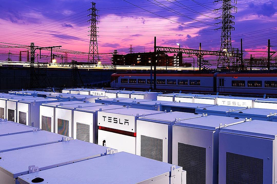 Генеральный директор Toyota непреднамеренно подтверждает Tesla Energy, называя электромобили «раздутыми»