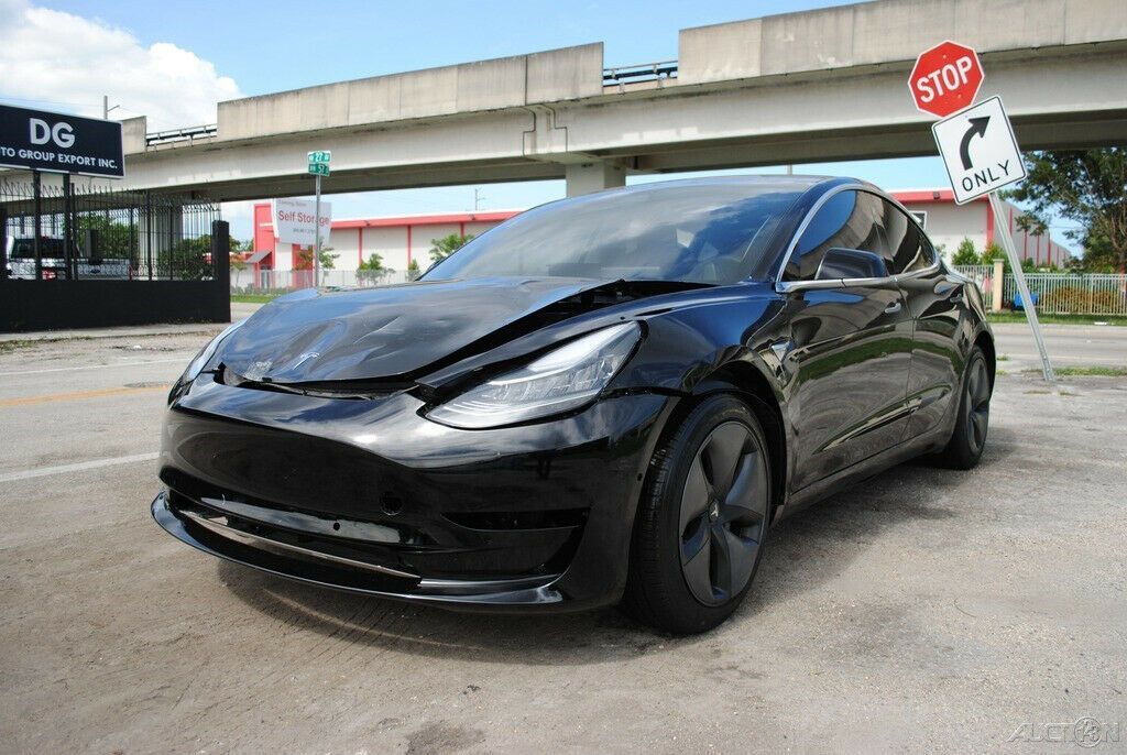 Покупатель Tesla Model 3 платит цену после непреднамеренной покупки перепроданного сломанного агрегата